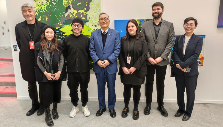José María Liu junto a los artistas taiwaneses y los organizadores de Art Madrid./ Foto: JDL