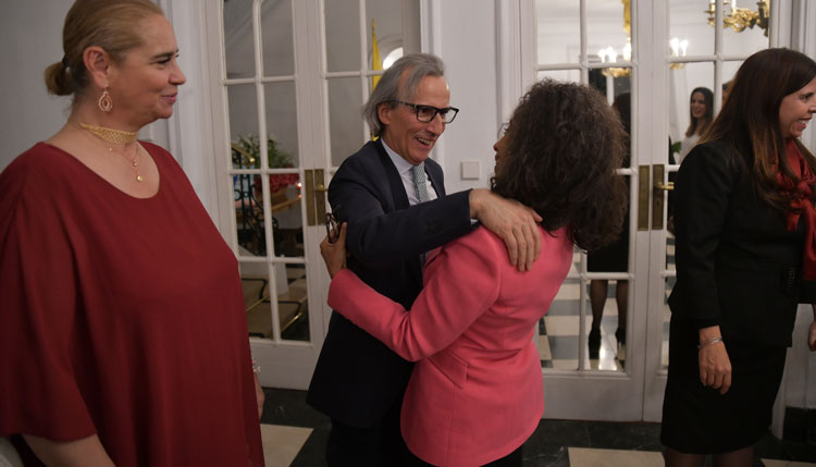 El embajador colombiano saluda afectuosamente a la embajadora de Estados Unidos, Julissa Reynoso. /Fotos: Embajada de Colombia y JDL.