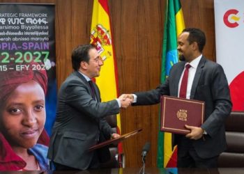 Albares y el ministro etíope de Finanzas, Ahmed Shide, tras la firma del nuevo MAP 2022-2027. / Foto: MAUC