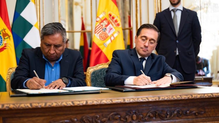 Los dos ministros durante la firma del MoU. / Foto: MAUC