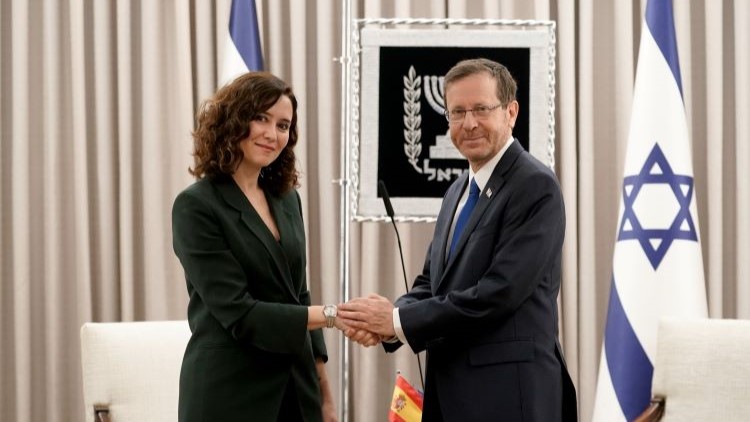 Díaz Ayuso with Herzog. / Photo: CAM