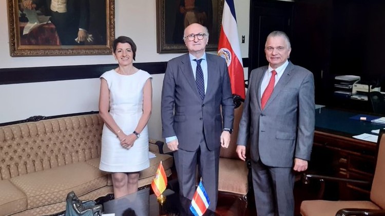 Fernández Trigo (centro) junto a la embajadora de España y el canciller de Costa Rica. / Foto: MAUC