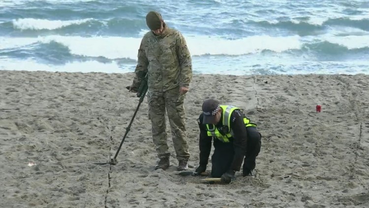 Agentes gibraltareños rastrean la zona en busca de posibles restos de disparos. / Foto: Twitter GBC