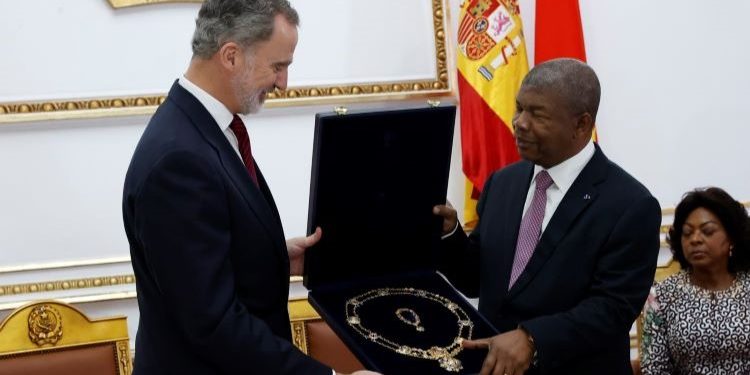 El Rey y el presidente de Angola con el Collar de la Orden del Mérito Civil. / Foto: Casa Real