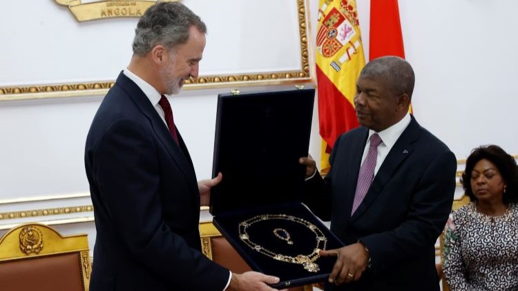 El Rey y el presidente de Angola con el Collar de la Orden del Mérito Civil. / Foto: Casa Real