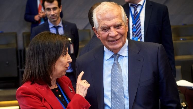 Robles conversa con Borrell ayer en Bruselas. / Foto: MDE