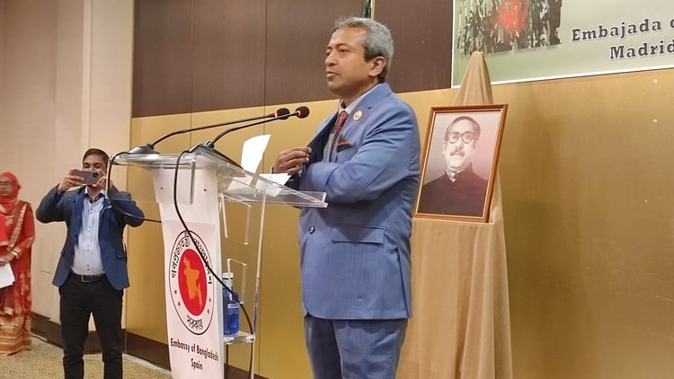 El embajador de Bangladés, al comenzar su discurso./ Fotos: JDL