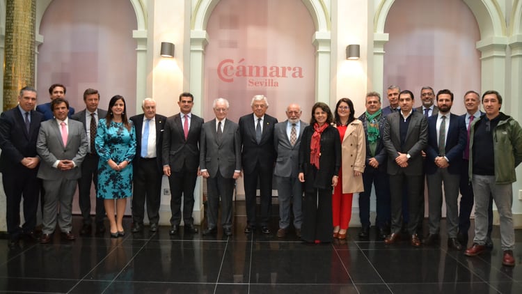 El embajador Andrés Vallejo con los miembros de la Cámara de Comercio de Sevilla.