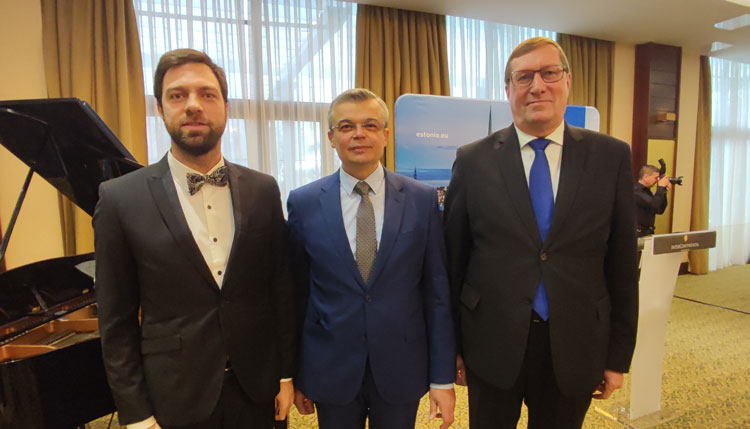 El pianista ucraniano Ihor Prokopiuk junto a los embajadores de Ucrania, Serhii Pohoreltsev (en el centro), y de Estonia, Andres Rundu. /Fotos: JDL.