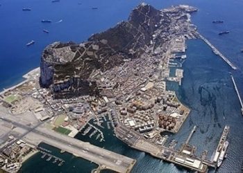 Vista aérea de Gibraltar y de su base naval.