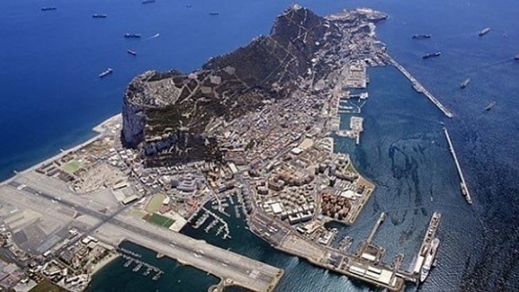 Vista aérea de Gibraltar y de su base naval.