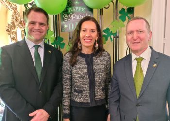 The President of the Madrid Assembly, María Eugenia Carballedo, flanked by the Secretary of State at the Irish Department of Enterprise, Trade and Employment, Neale Richmond (left), and Ambassador Frank Smyth. /Photos: JDL.