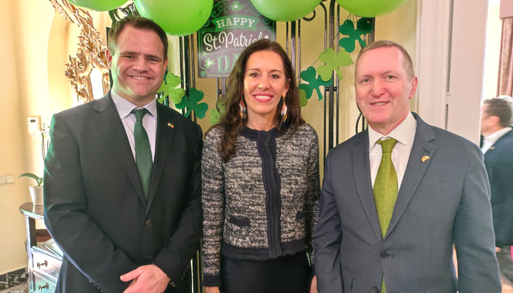 The President of the Madrid Assembly, María Eugenia Carballedo, flanked by the Secretary of State at the Irish Department of Enterprise, Trade and Employment, Neale Richmond (left), and Ambassador Frank Smyth. /Photos: JDL.
