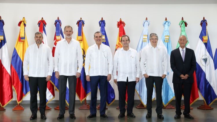 Abdo, Felipe VI, Abinader, Allamand, Lasso and Rebelo de Sousa at the closing ceremony. / Photo: Royal Household