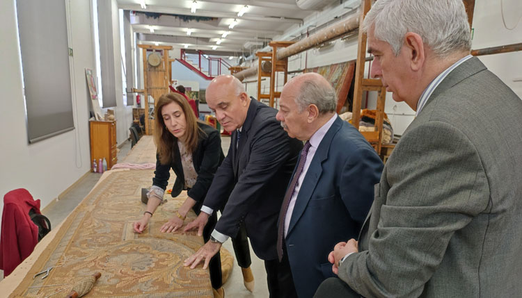 Ambassador Malek Twal and the president of CIHAR, Abdo Tounsi, receive detailed explanations from the director of the Royal Factory, Alejandro Klecker, and the director of Communication and Marketing, Raquel Martín. /Photos: JDL.