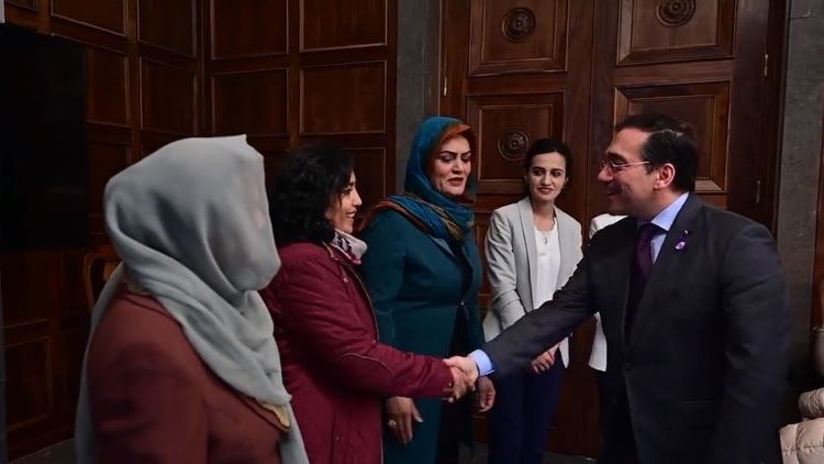 Albares con las mujeres afganas. / Foto: Twitter MAUC