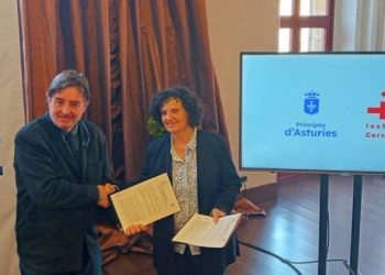 García Montero y Piñán tras la firma del convenio. / Foto: Principado de Asturias