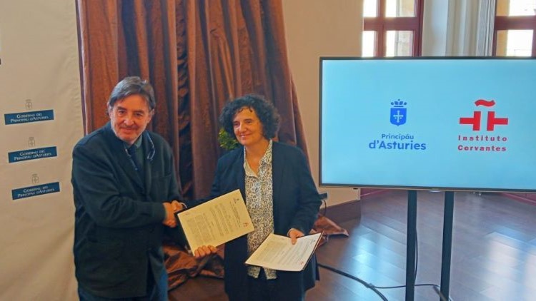 García Montero and Piñán after signing the agreement. / Photo: Principality of Asturias