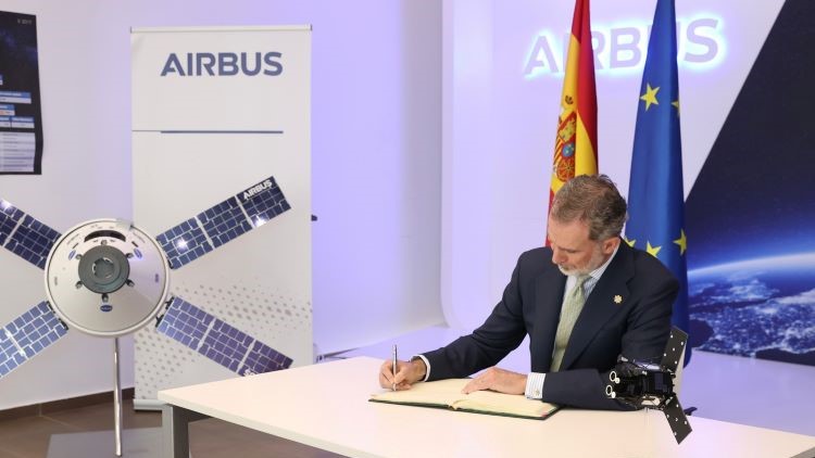 El Rey durante la firma del Libro de Honor de Airbus. / Foto: Casa Real