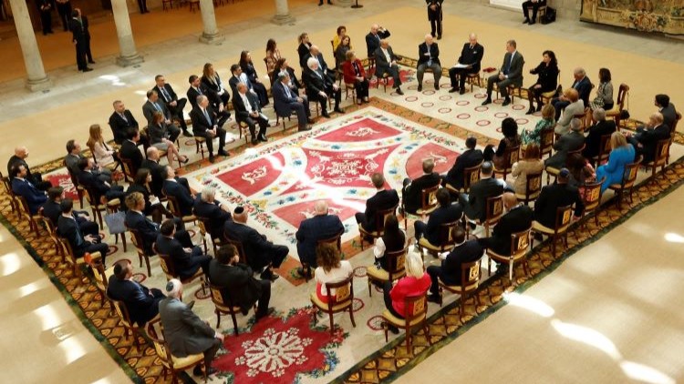 El Rey con el Comité Ejecutivo del CJM en el Patio de los Austrias del Palacio Real de El Pardo. / Foto: Casa Real