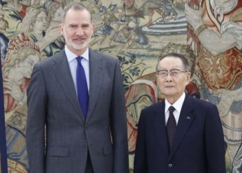 The King with the honorary president of Mitsubishi Corporation, Mikio Sasaki / Photo: Royal Household