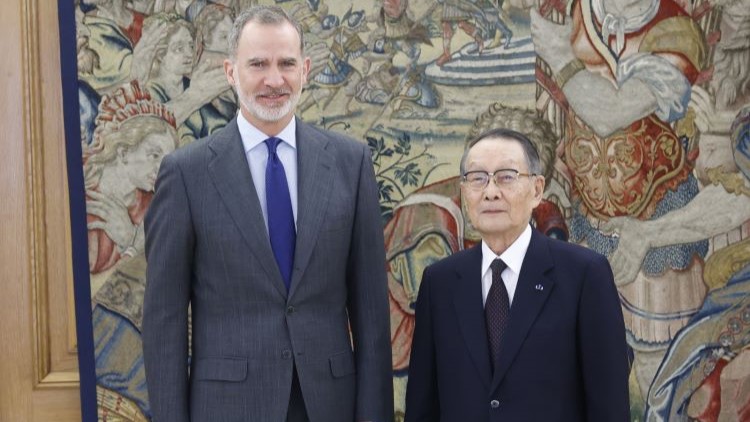 The King with the honorary president of Mitsubishi Corporation, Mikio Sasaki / Photo: Royal Household