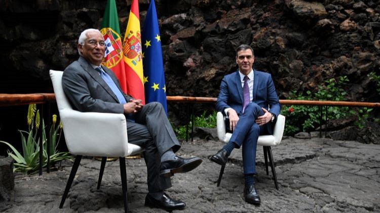 Costa and Sánchez during their bilateral meeting at the Lanzarote Summit. / Photo: Pool Moncloa/Borja Puig de la Bellacasa