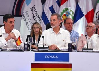 Sánchez, el Rey y el ministro de Exteriores durante la Cumbre. / Foto: Pool Moncloa/Fernando Calvo