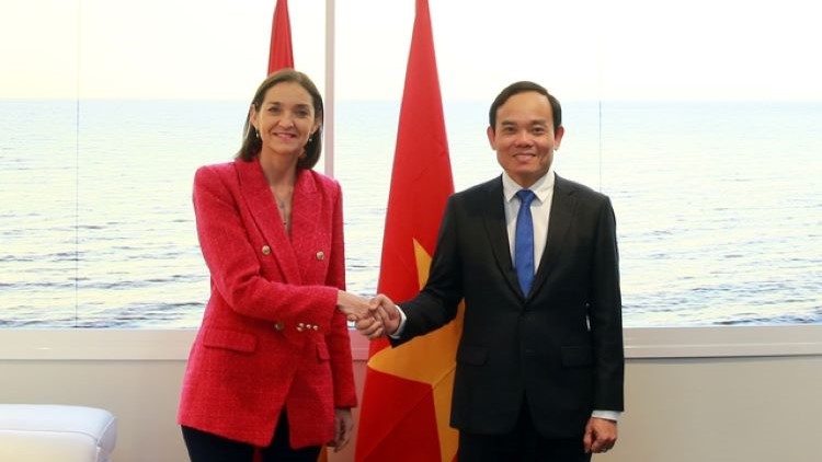 El viceprimer ministro de Vietnam con Reyes Maroto. / Foto: VGP/Hai Minh