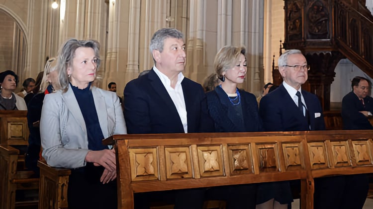 De izda a dcha, Rosa Olazábal, Ramiz Hasanov, Arturo Pérez Martínez y Kayoko Takagi, durante la misa funeral./ Foto: Cortesía de Paz y Cooperación
