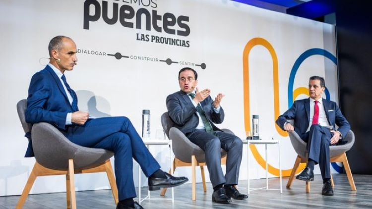 Albares next to the director of 'Las Provincias', Jesús Trelis, and the head of opinion, Pablo Salazar. / Photo: J. Signes/Las Provincias