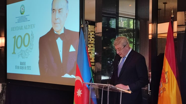 El embajador Ramiz Hasanov se dirige a los asistentes./ Fotos: JDL