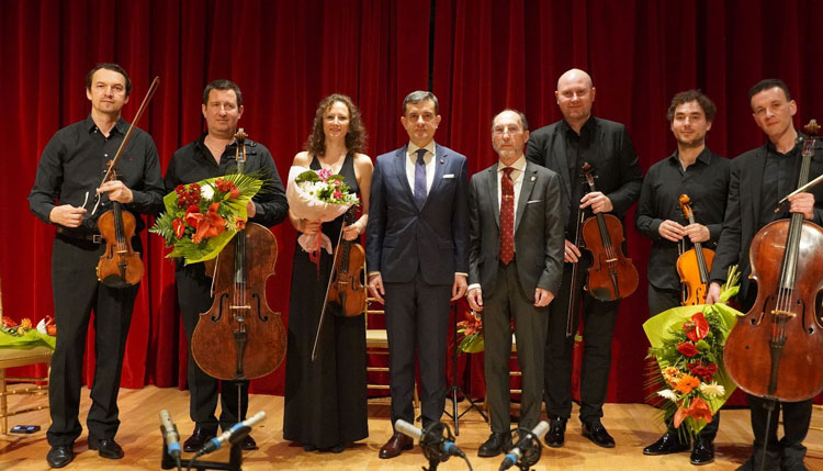 El embajador de Rumanía, George Bologan, junto a la Romanian Chamber Orchestra. /Foto: Embajada de Rumanía.