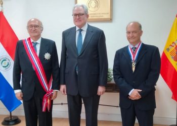 El embajador Ricardo Scavone con Juan Fernández Trigo (izda.) y Enrique Iturriaga (dcha.).