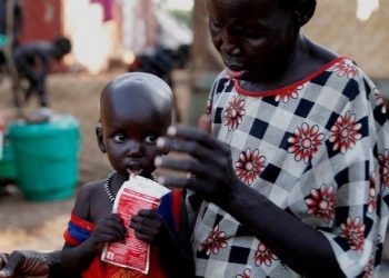 A grandmother cares for her malnourished grandchild in South Sudan. / Photo: UNICEF/Bullen Chol