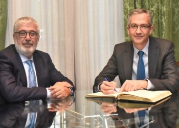 José Juan Ruiz and Pablo Hernández de Cos during the signing of the agreement. / Photo: EIR