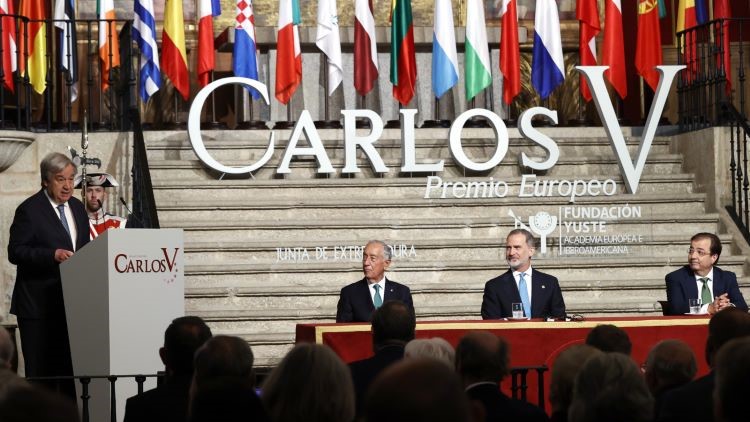 Guterres pronuncia su discurso ante la atenta mirada de Rebelo de Sousa, el Rey y Fernández Vara. / Foto: Casa Real