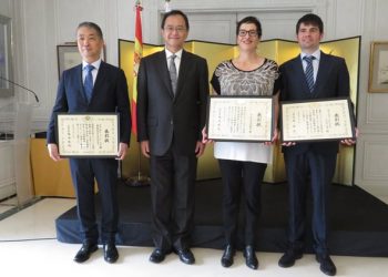 El embajador Takahiro Nakamae posa con los premiados./ Foto: Cortesía de la Embajada de Japón