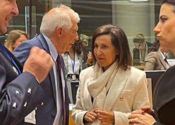 Robles conversa con Borrell durante el CAE en Bruselas. / Foto: MDE
