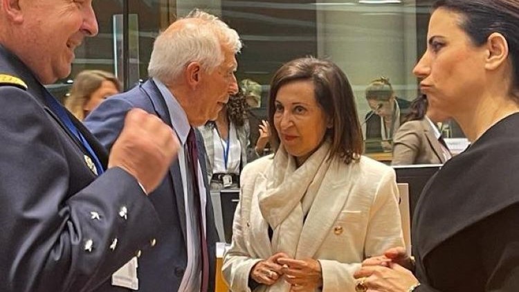 Robles conversa con Borrell durante el CAE en Bruselas. / Foto: MDE
