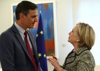 Pedro Sánchez conversa con Hillary Clinton. / Foto: Pool Moncloa / Fernando Calvo