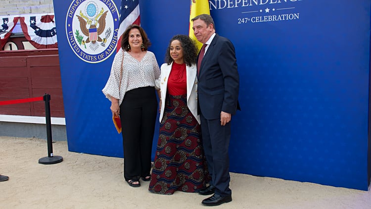 El ministro de Agricultura, Luis Planas, y su esposa con la embajadora Julissa Reynoso./ Fotos: AR