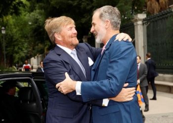 Felipe VI recibe a Guillermo-Alejandro a su llegada al Real Jardín Botánico de Madrid / Foto: Casa Real.