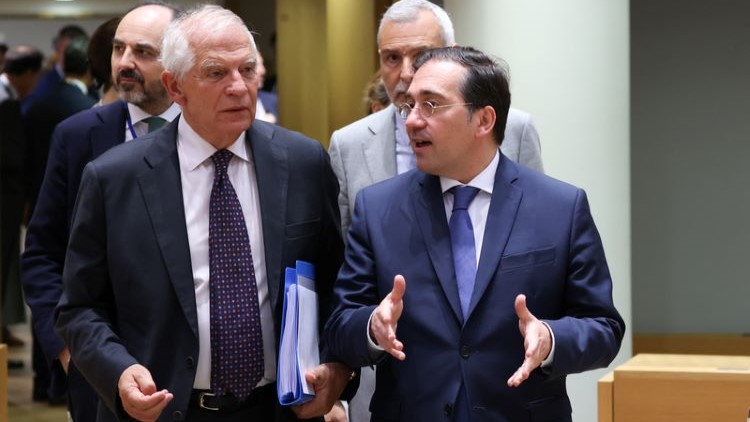 Albares conversa con el alto representante de la UE, Josep Borrell, durante un CAE en Bruselas. / Foto: UE