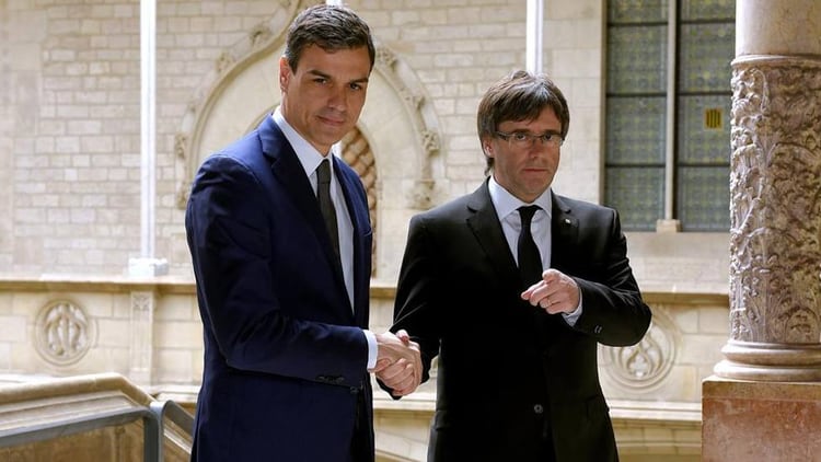 Sánchez and Puigdemont, during their meeting in 2016 in Barcelona.