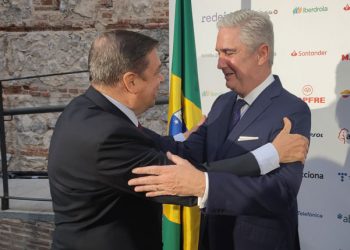 El embajador Orlando Leite recibió afectuosamente al ministro español de Agricultura, Pesca y Alimentación, Luis Planas./ Fotos: JDL