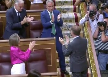 Feijóo receives the applause of People's Party MPs after the end of the Investiture Debate.