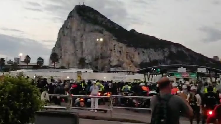 Colas ayer en el acceso a Gibraltar. Foto: X