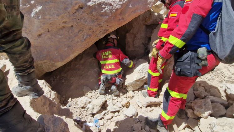 Miembros de la UME trabajando entre las ruinas en Marruecos. / Foto: UME