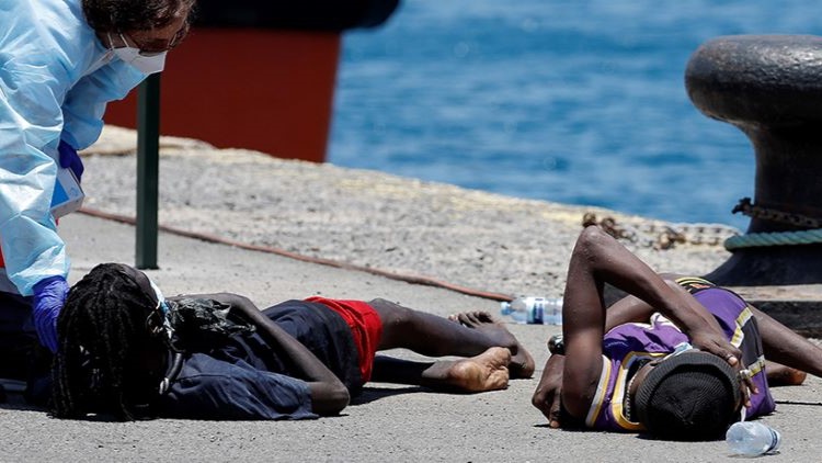 Dos migrantes son atendidos tras desembarcar agotados en el sur de Gran Canaria. / Foto: CEAR/Borja Suárez